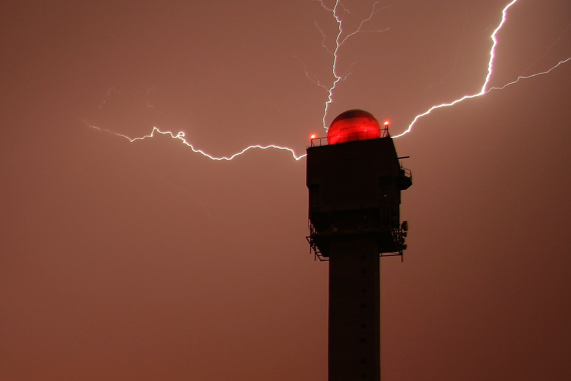 radarová věž a blesk