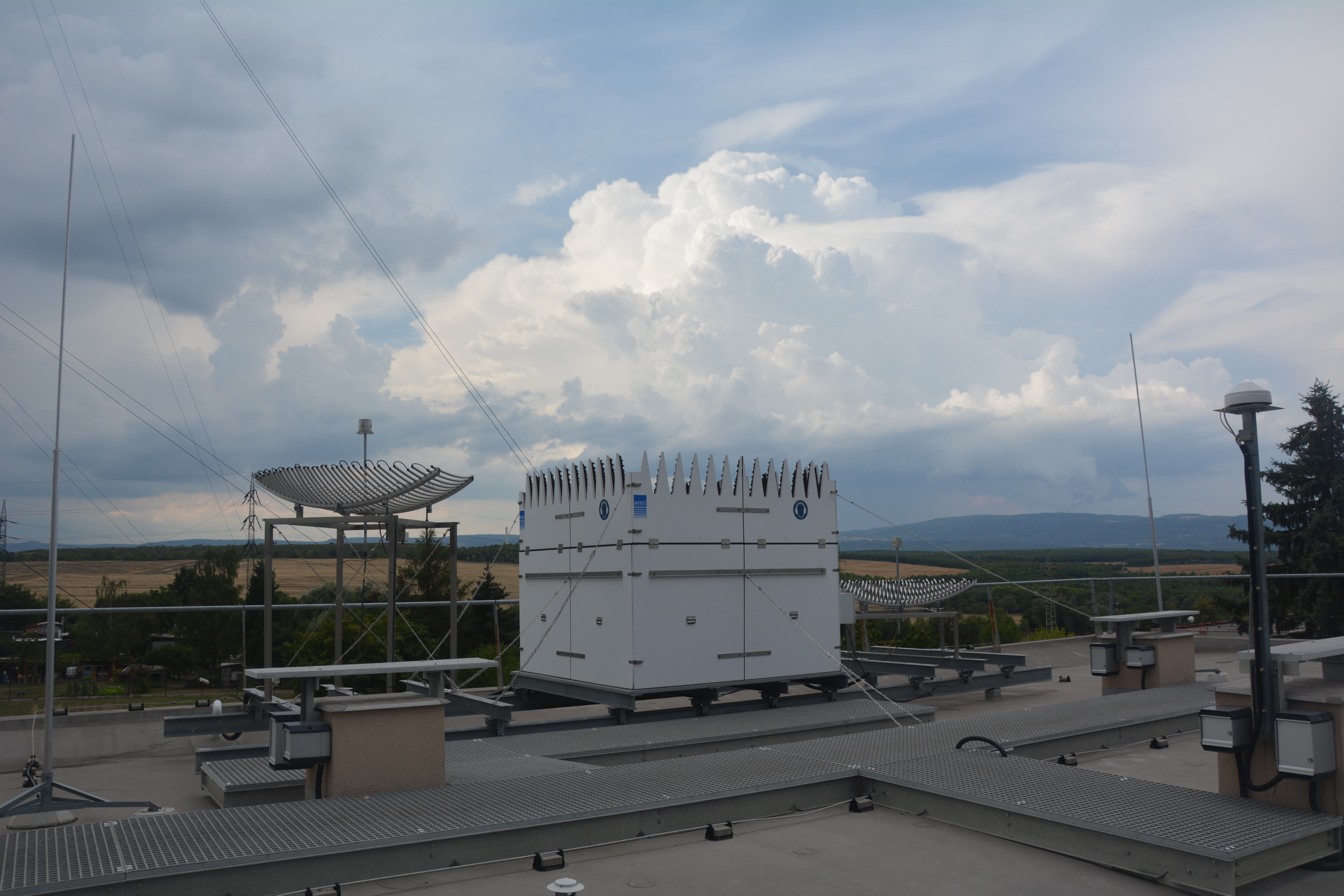 SODAR na střeše observatoře