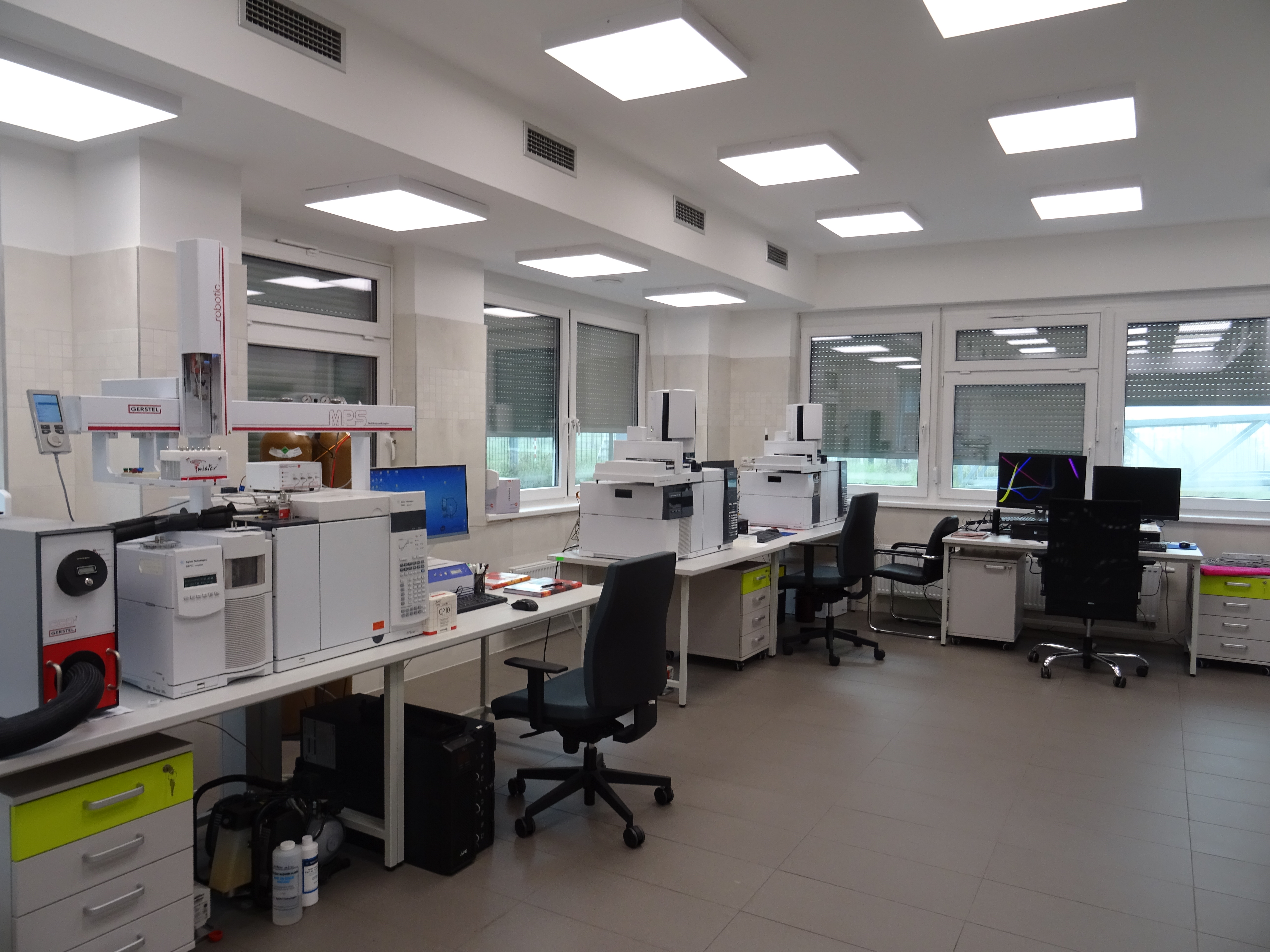 laboratoř s přístroji pro analýzu polycyklických uhlovodíků