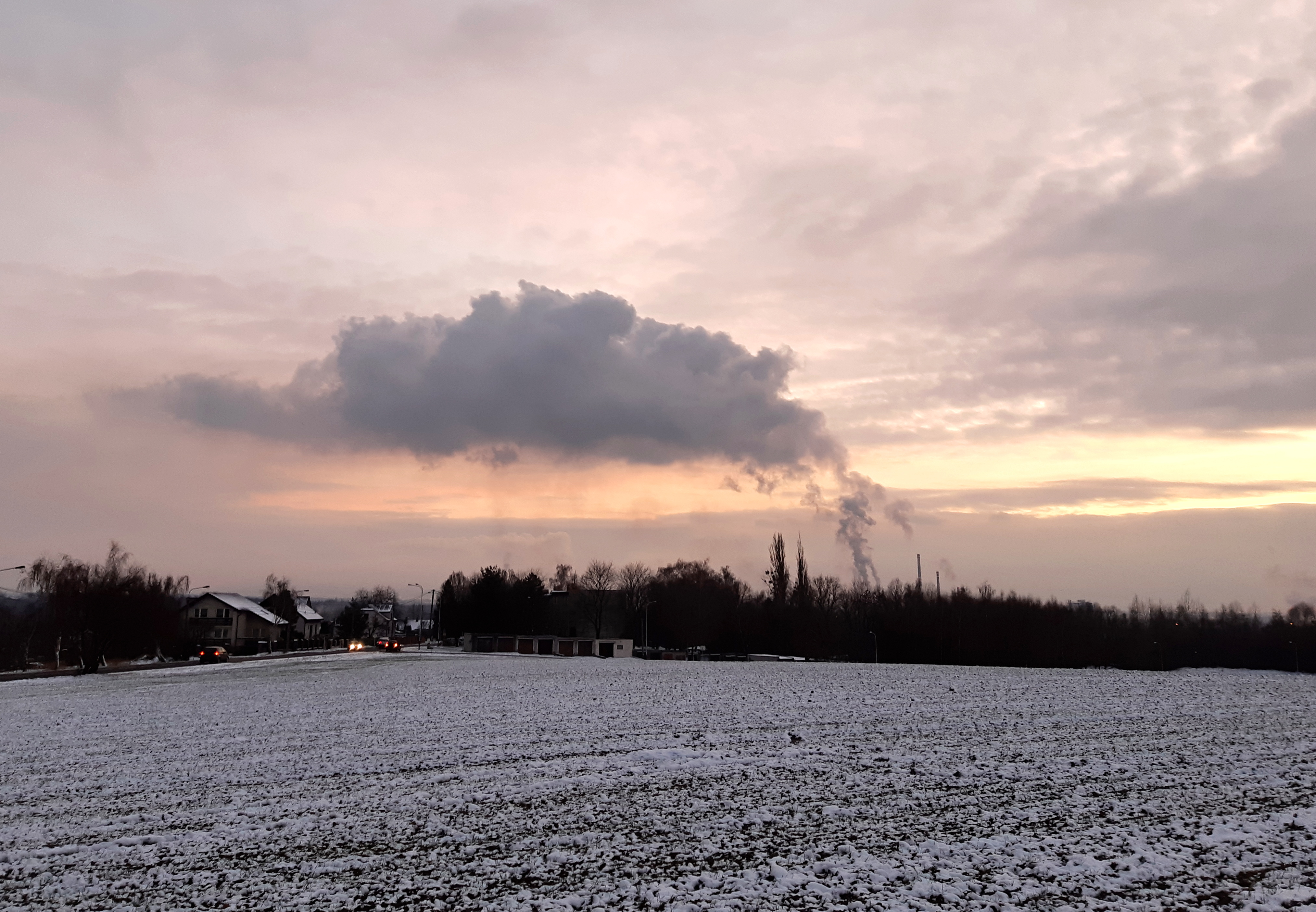 pohled na vzdálenou kouřící továrnu