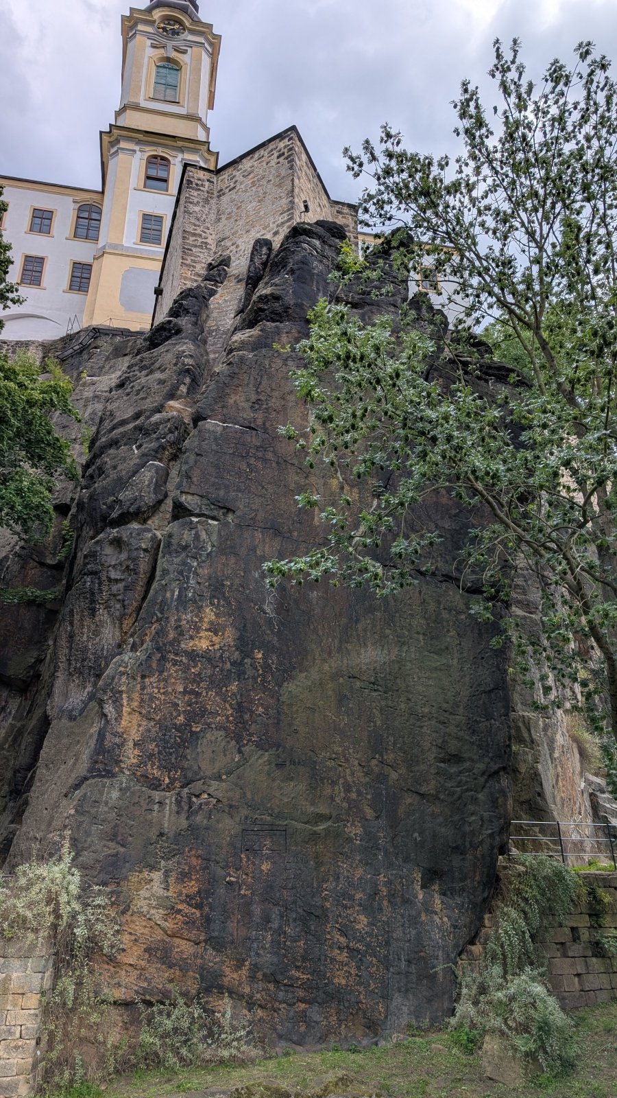 Vodočet na skále a děčínský zámek