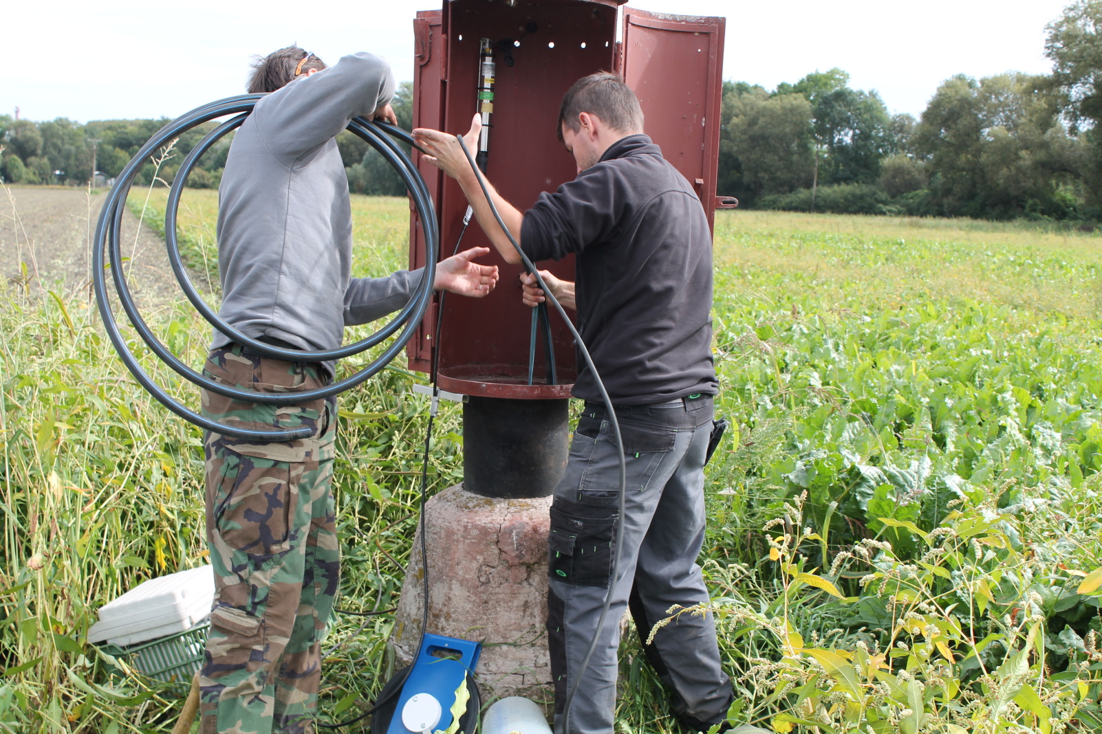 Pracovníci instalují čidlo do vrtu