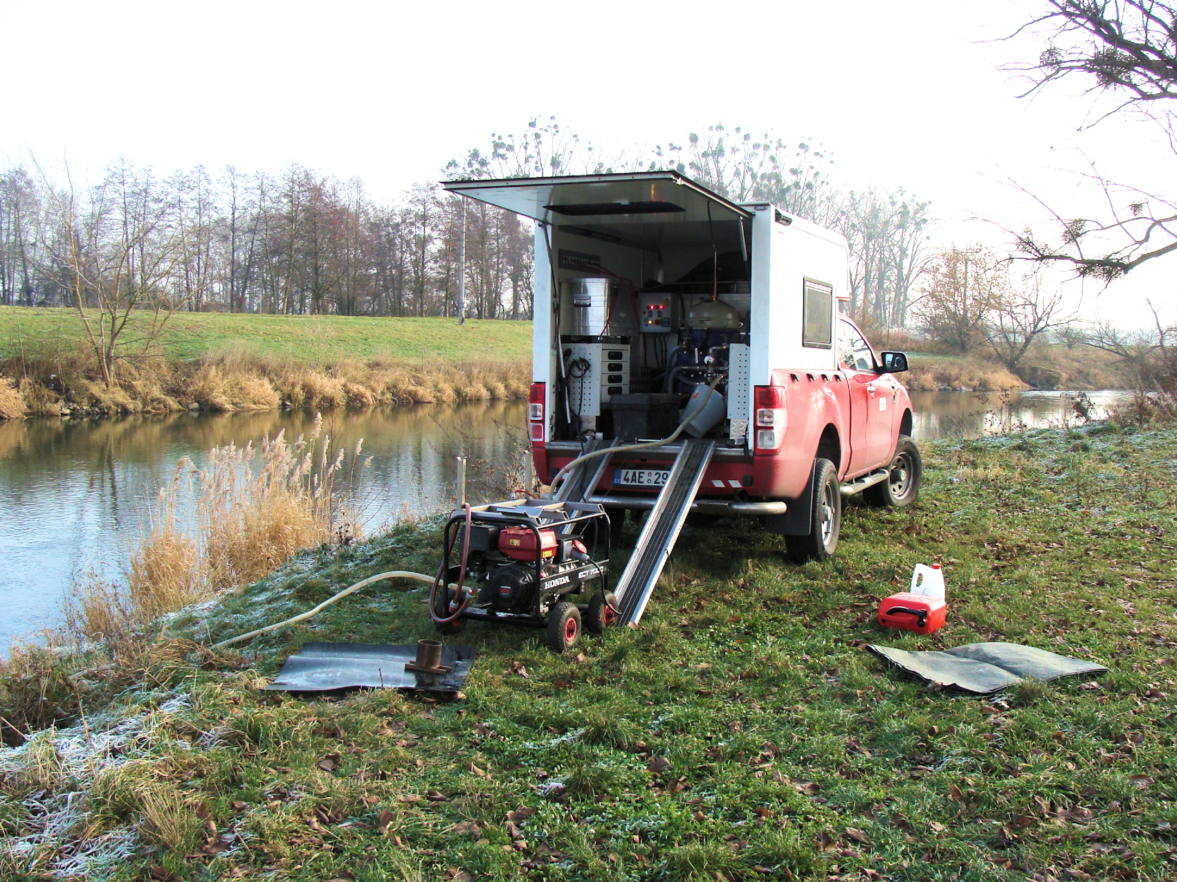 Auto pro odběr vzorků s plaveninami na břehu řeky
