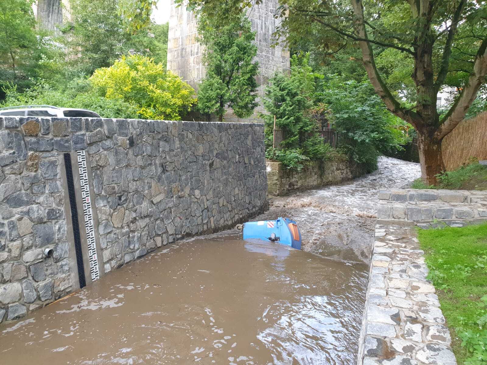 Popelnice v plném korytě potoka