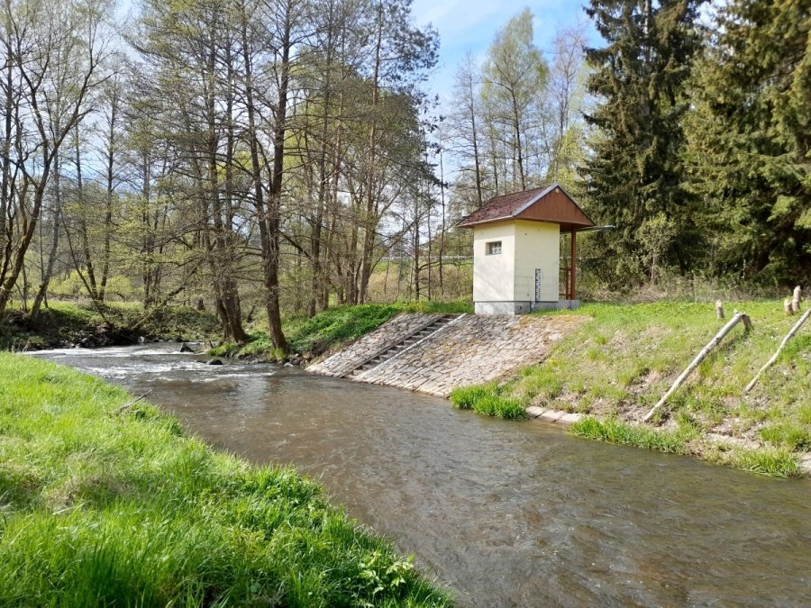 Vodoměrná stanice u řeky