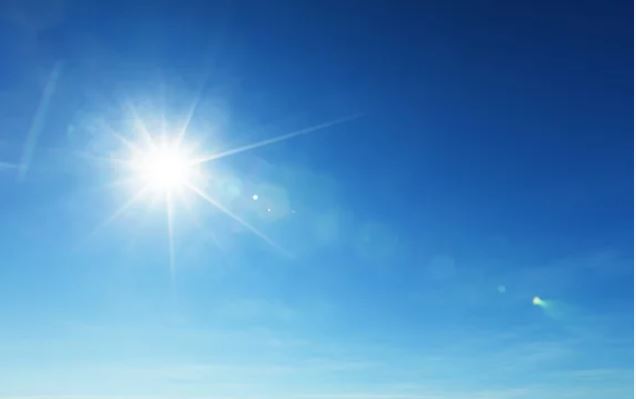 Slunce na modré obloze